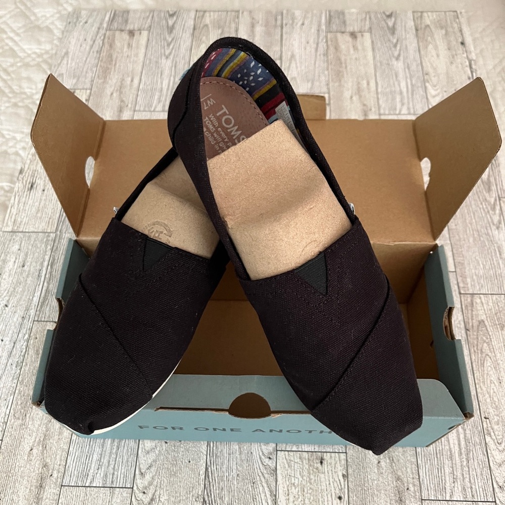 NIB Womens Sz 7.5 Toms Classic Slip Ons